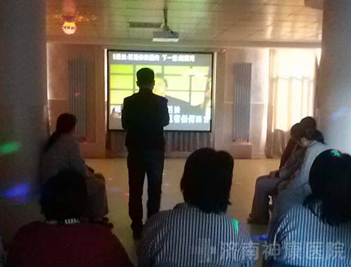 神康医患联欢会上患者表演节目